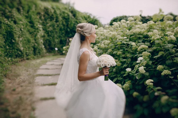 Hermosa pareja de boda rubia — Foto de Stock