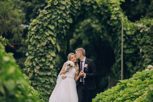 Gyönyörű szőke esküvői pár — Stock Fotó