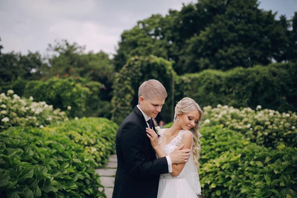 Красивая блондинка свадебная пара — стоковое фото