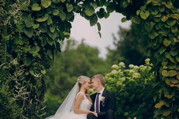 Lindo casal casamento loiro — Fotografia de Stock