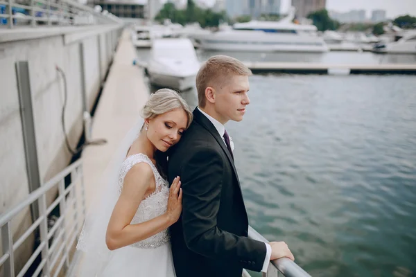 Casamento casal loiro — Fotografia de Stock