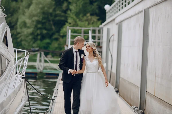 Casamento casal loiro — Fotografia de Stock