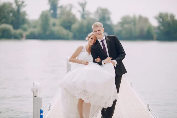 Casamento casal loiro — Fotografia de Stock