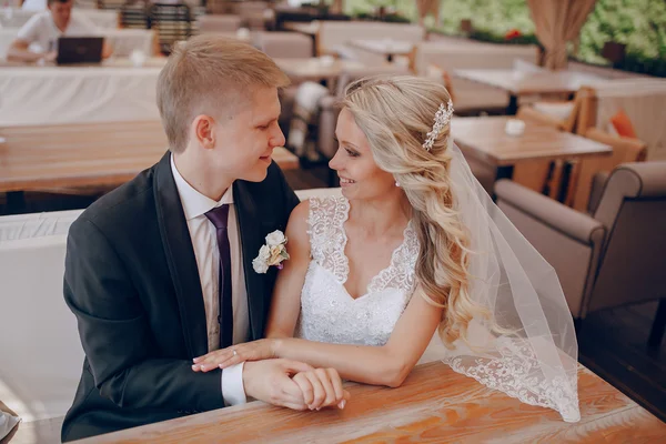 Casal sentado em um café — Fotografia de Stock