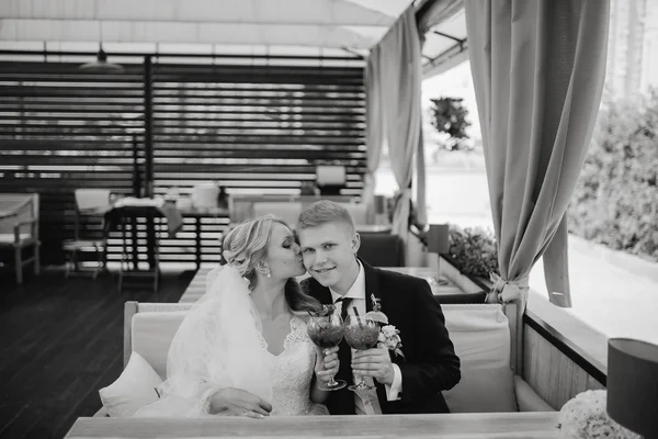 Casal sentado em um café — Fotografia de Stock