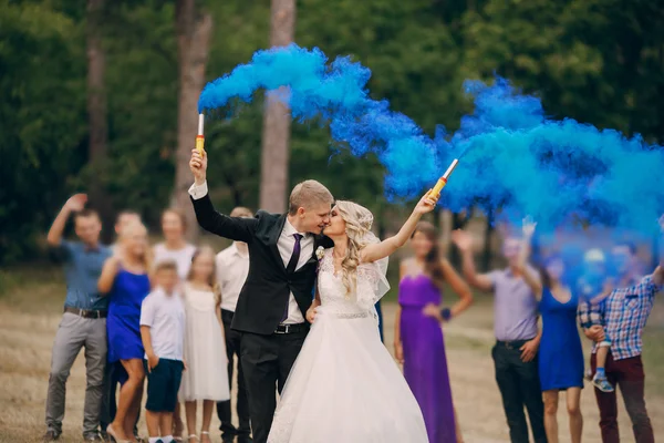 Matrimonio coppia corre fumo blu — Foto Stock