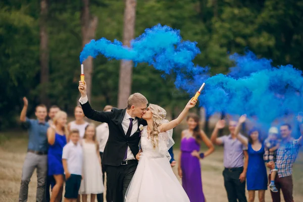 Весільна пара біжить блакитний дим — стокове фото