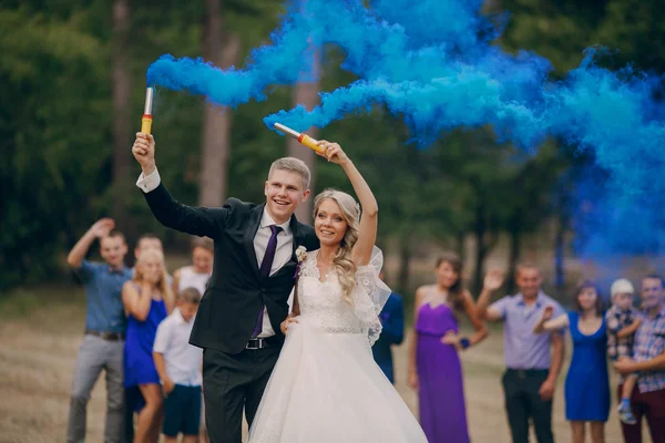 Casamento casal corre fumaça azul — Fotografia de Stock