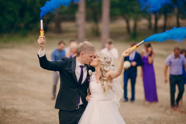 Casamento casal corre fumaça azul — Fotografia de Stock