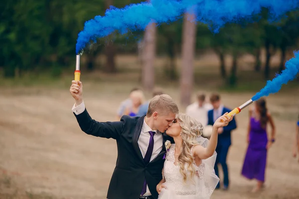 Свадебная пара бежит голубой дым — стоковое фото