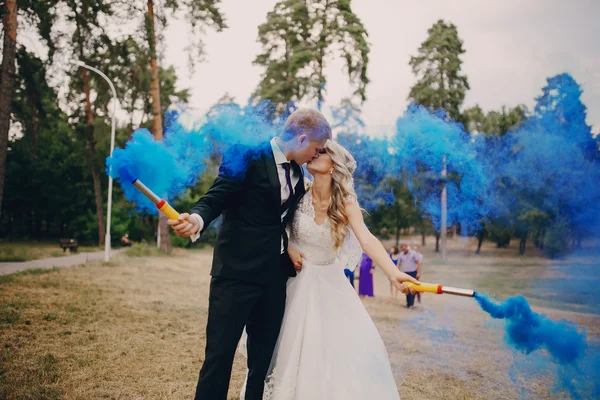 Casamento casal corre fumaça azul — Fotografia de Stock