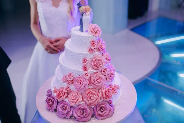 Bruid snijden een wedding cake — Stockfoto