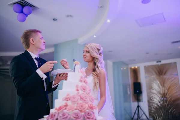 Bruid snijden een wedding cake — Stockfoto