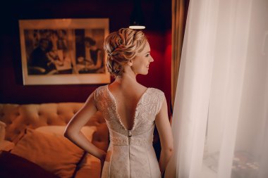 Günaydın gelin otel odasında.