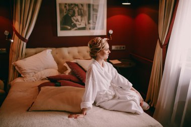 Günaydın gelin otel odasında.