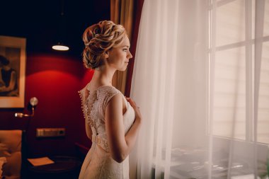 Günaydın gelin otel odasında.