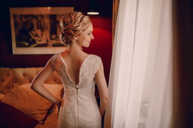 Günaydın gelin otel odasında.