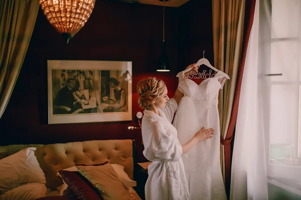 Morning bride in hotel room — Stock Photo, Image