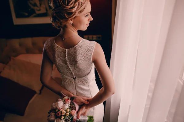 Morning bride in hotel room — Stock Photo, Image