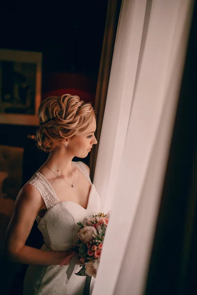 Sposa mattutina in camera d'albergo — Foto Stock