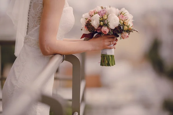 Matrimonio bella coppia bionda nel ristorante — Foto Stock