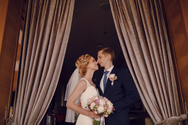 Casamento lindo casal loiro no restaurante — Fotografia de Stock