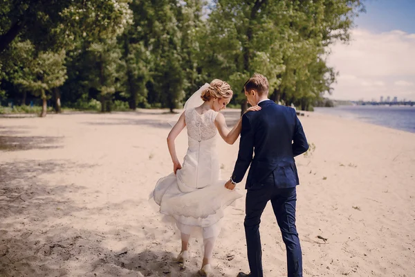 Couple on the lake beach — Stock Photo, Image