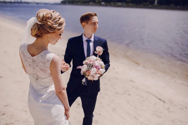 Couple on the lake beach — Stock Photo, Image