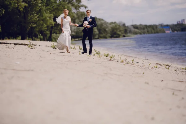 Couple on the lake beach — Stock Photo, Image