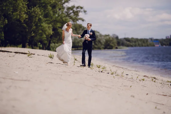 Couple on the lake beach — Stock Photo, Image