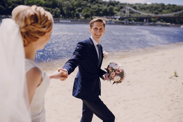 Casal na praia do lago — Fotografia de Stock