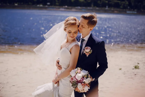 Couple sur la plage du lac — Photo