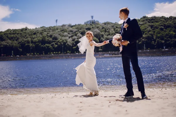 Op het strand lake (echt) paar — Stockfoto