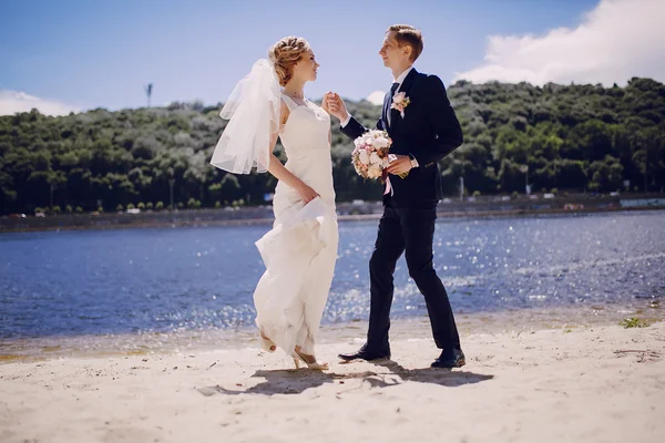 Couple on the lake beach — Stock Photo, Image