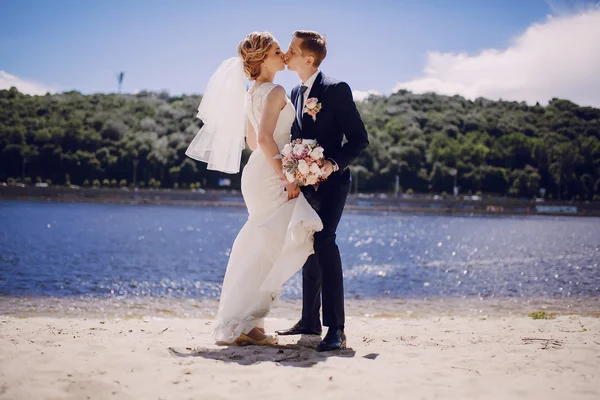 Couple on the lake beach — Stock Photo, Image