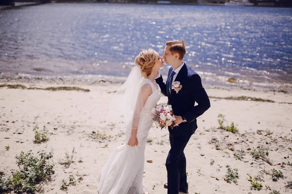 Pareja en la playa del lago — Foto de Stock