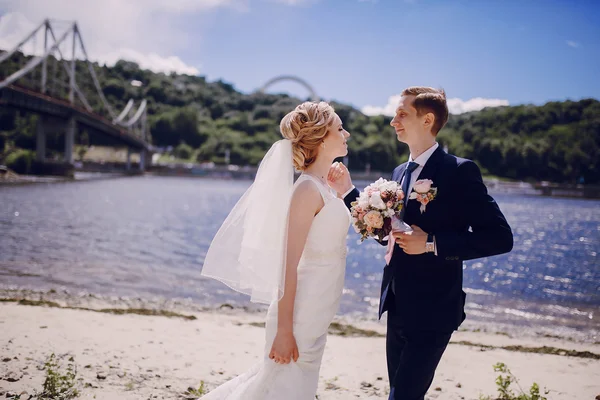 Op het strand lake (echt) paar — Stockfoto