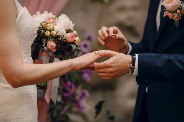 Ceremonie dragen Ring — Stockfoto