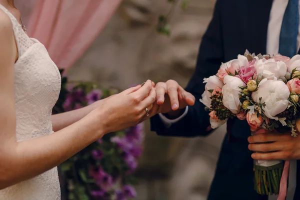 Ceremonie dragen Ring — Stockfoto