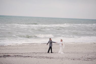  Kışın sahilde düğün