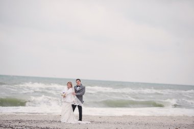  Kışın sahilde düğün