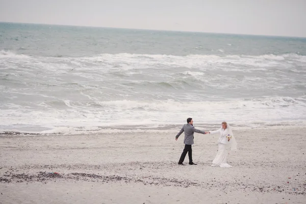 Bruiloft op het strand in de winter — Stockfoto