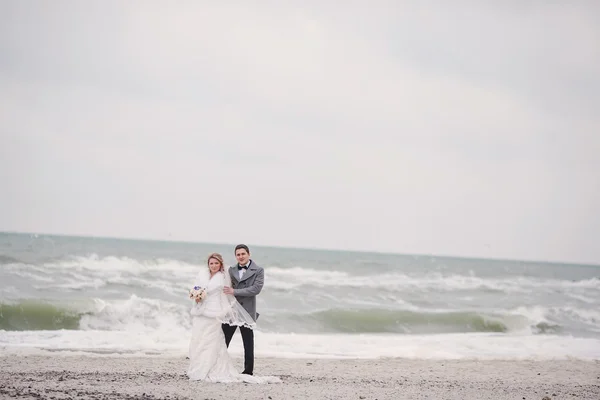 冬のビーチで結婚式 — ストック写真