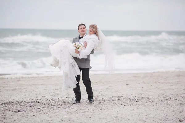 Hochzeit am Strand im Winter — Stockfoto