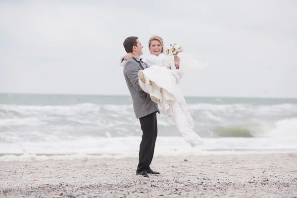 Bruiloft op het strand in de winter — Stockfoto