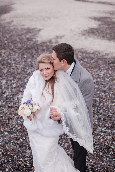 Wedding on the beach in winter — Stock Photo, Image