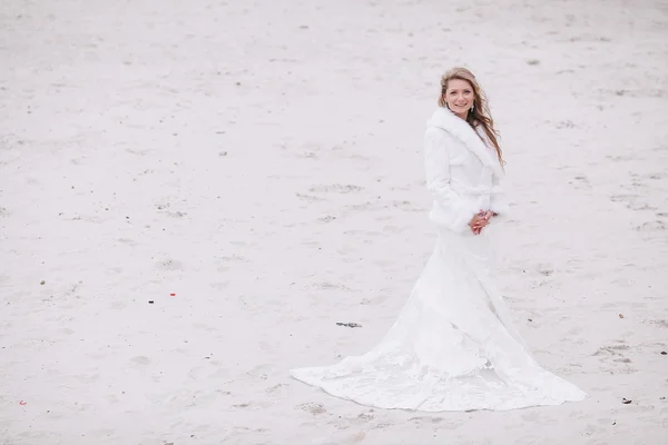 Matrimonio in spiaggia in inverno — Foto Stock