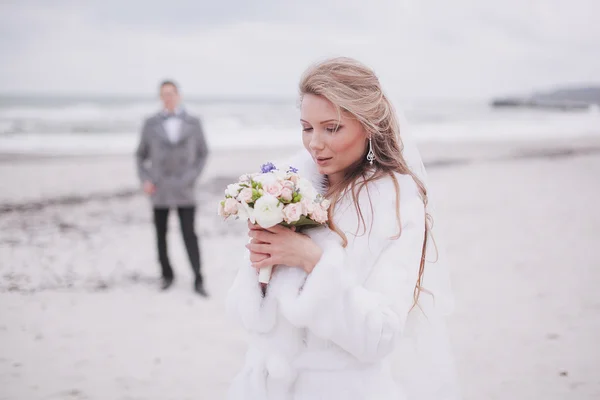 Ślub na plaży w zimie — Zdjęcie stockowe