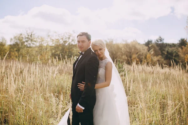 Couple dans les bois et la ville — Photo