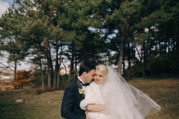 Couple dans les bois et la ville — Photo